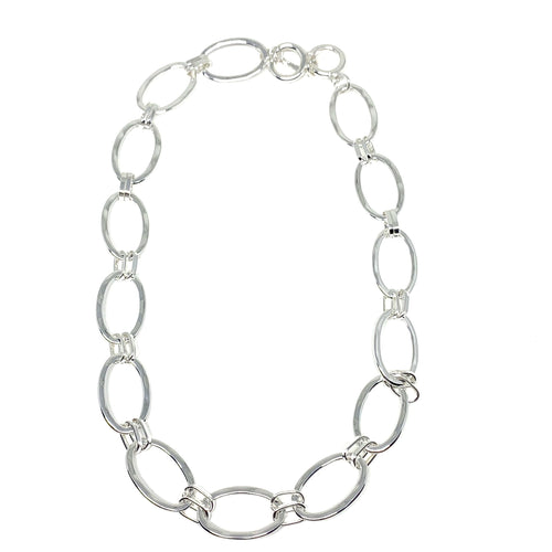 Discover eye-catching, straight-off-the-runway inspired pieces. One statement piece, infinite possibilities…  Merx Modern is exclusively designed and handmade in Canada.  This trendy chain short necklace is simple yet elegant to wear with any of your outfits.   This necklace length is 20” with a toggle clasp