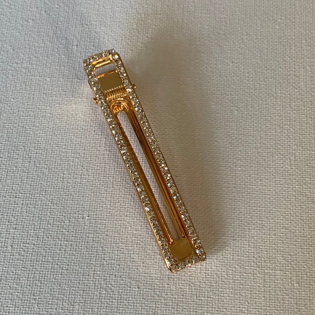 Style your hair with this beautiful rhinestone clip. It is the perfect accessory to any outfit! This clip has clear rhinestones. Can be worn each as a single clip or together. You can also mix and match with another favourite clip of yours!