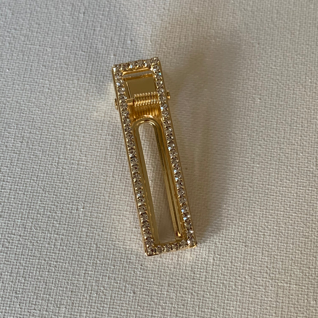 Style your hair with this beautiful rhinestone clip. It is the perfect accessory to any outfit! This clip has clear rhinestones. Can be worn each as a single clip or together. You can also mix and match with another favourite clip of yours!
