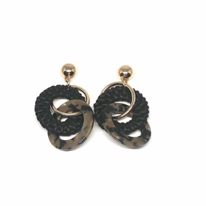 The fashion trend for tortoise jewelry continues and is very popular. These lightweight tortoise and black dangle earrings are perfect to go with your tortoise necklace or wear with your favourite black outfit.  Hypoallergenic  Lead & nickel free  Length: 5.5cm 