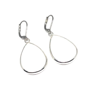 These handcrafted white collection earrings are made with genuine white agate.    The finishings are all white gold plated.   Earrings are 1.5 inches in length   Lead, nickel free and tarnish resistant   These earrings have a frenchback closure.   Designed and handcrafted by Canadian Artisan 